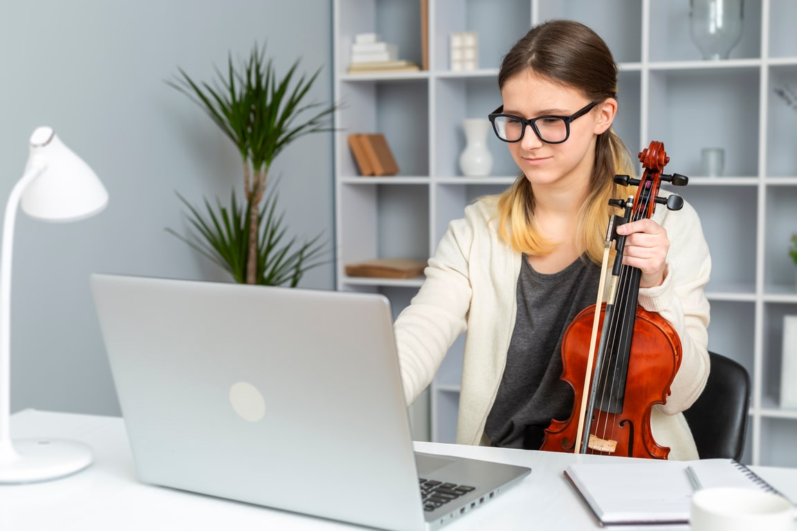 Girl_with_violin_20-min