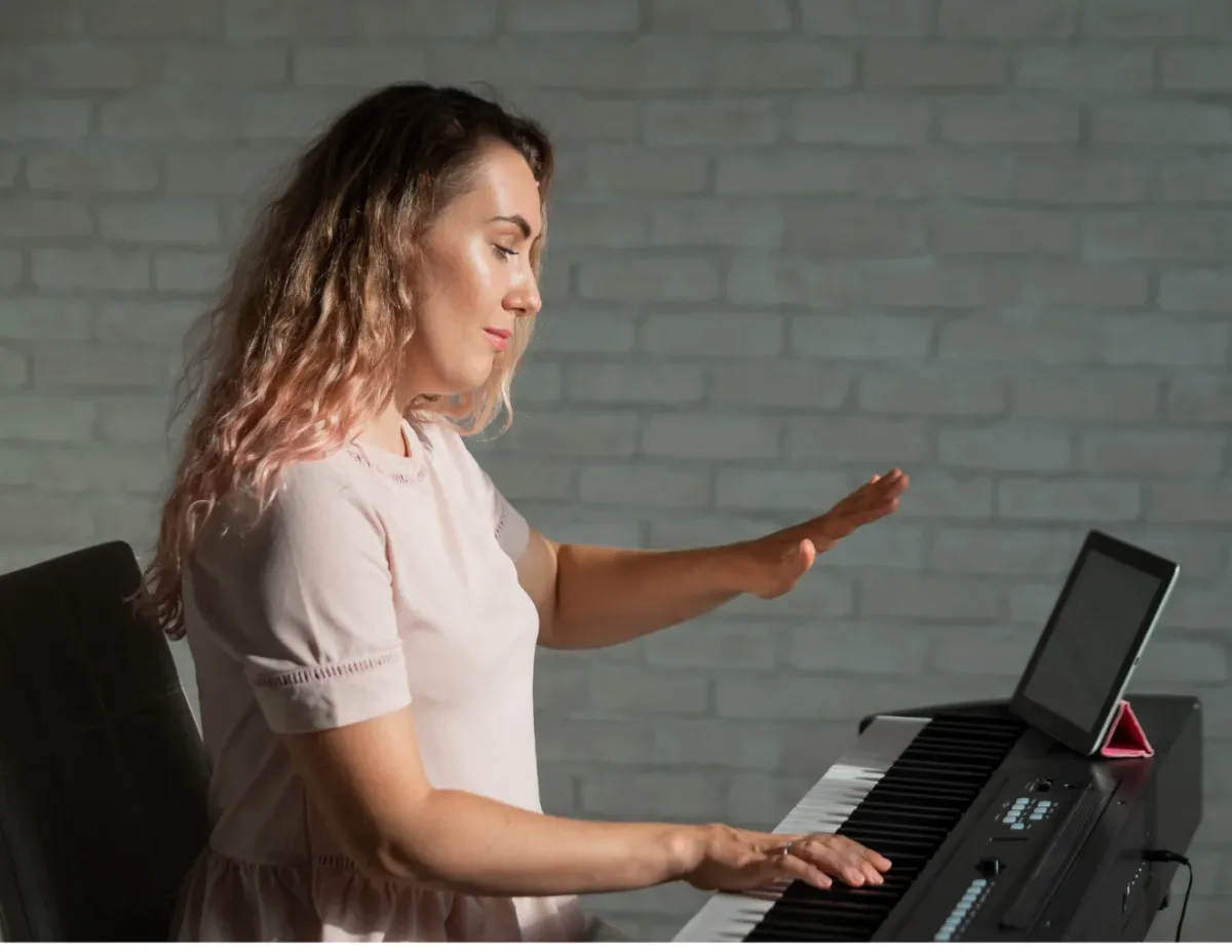 A teacher conducting an online class with engaged students A teacher conducting an online class