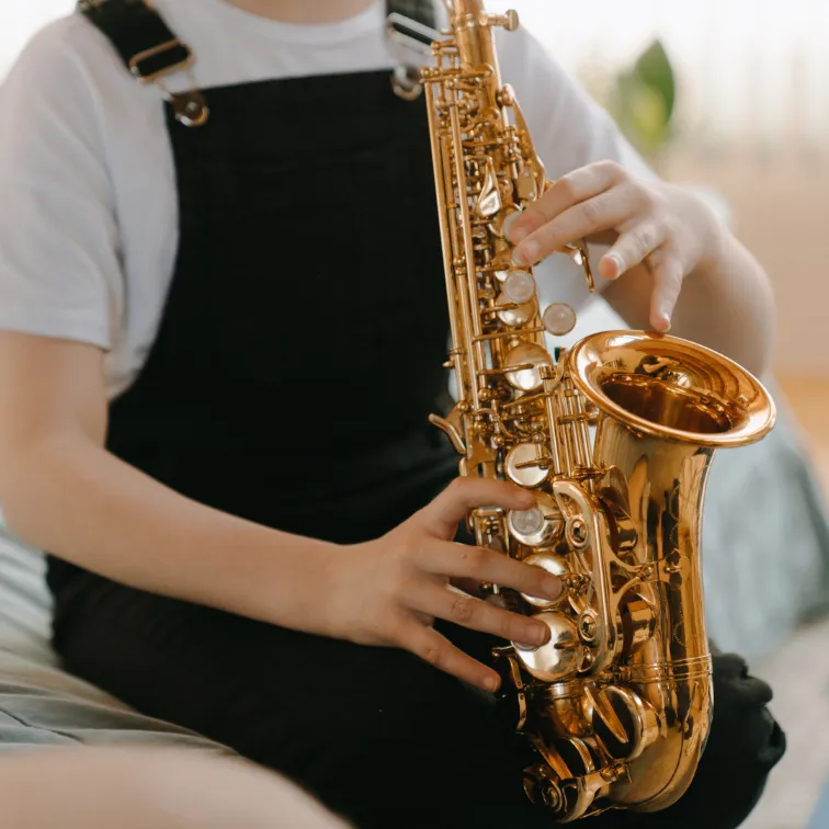 beginner alto saxophone that fits your child