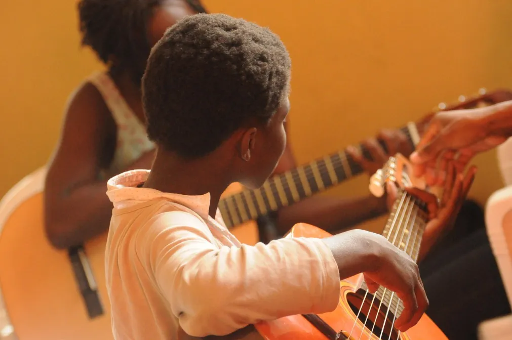 valeriarodrigues-guitar-435094_1280